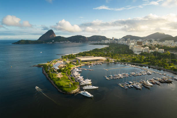 vue aérienne de marina da gloria à rio de janeiro - rio de janeiro brazil sugarloaf mountain marina photos et images de collection