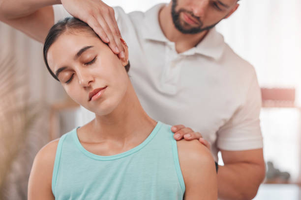 물리 치료, 목 통증 및 건강 관리, 카이로 프랙틱 또는 컨설팅을위한 여성 및 의사와 스트레칭. 마사지, 건강 또는 의료 재활, 치유 또는 치료를위한 환자 검사 - massaging head massage ethnic beauty 뉴스 사진 이미지