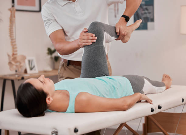 Leg, physiotherapy and healthcare of woman at hospital for rehabilitation, recovery or wellness. Help, physical therapy or female patient with chiropractor for stretching, knee pain or injury healing Leg, physiotherapy and healthcare of woman at hospital for rehabilitation, recovery or wellness. Help, physical therapy or female patient with chiropractor for stretching, knee pain or injury healing physiotherapy stock pictures, royalty-free photos & images