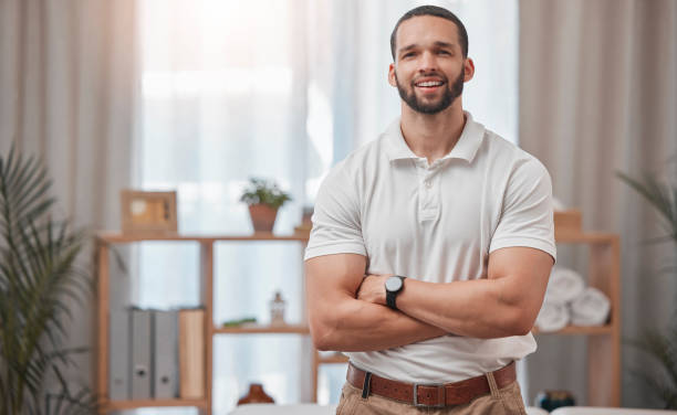 fisioterapeuta, spa y quiropráctico hombre retrato de empleado listo para fisioterapia y consulta. feliz trabajador de fisioterapia y apoyo que se siente orgulloso del éxito de la clínica de terapia de salud - body care business healthcare and medicine looking at camera fotografías e imágenes de stock