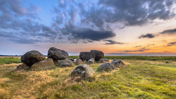 hunnische megalithische dolmenhunebed-struktur - hünengrab stock-fotos und bilder