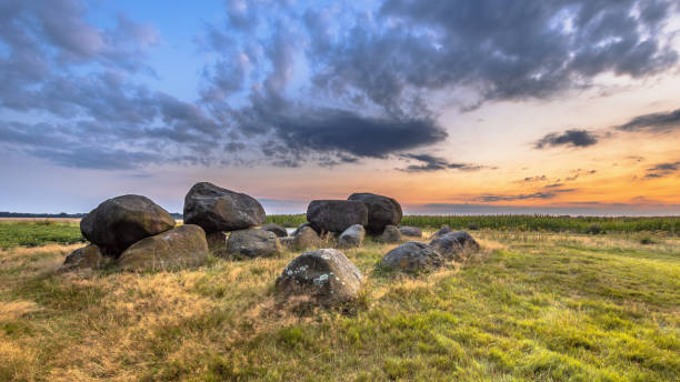 hunnish megalithic dolmen hunebed structure - dolmen imagens e fotografias de stock