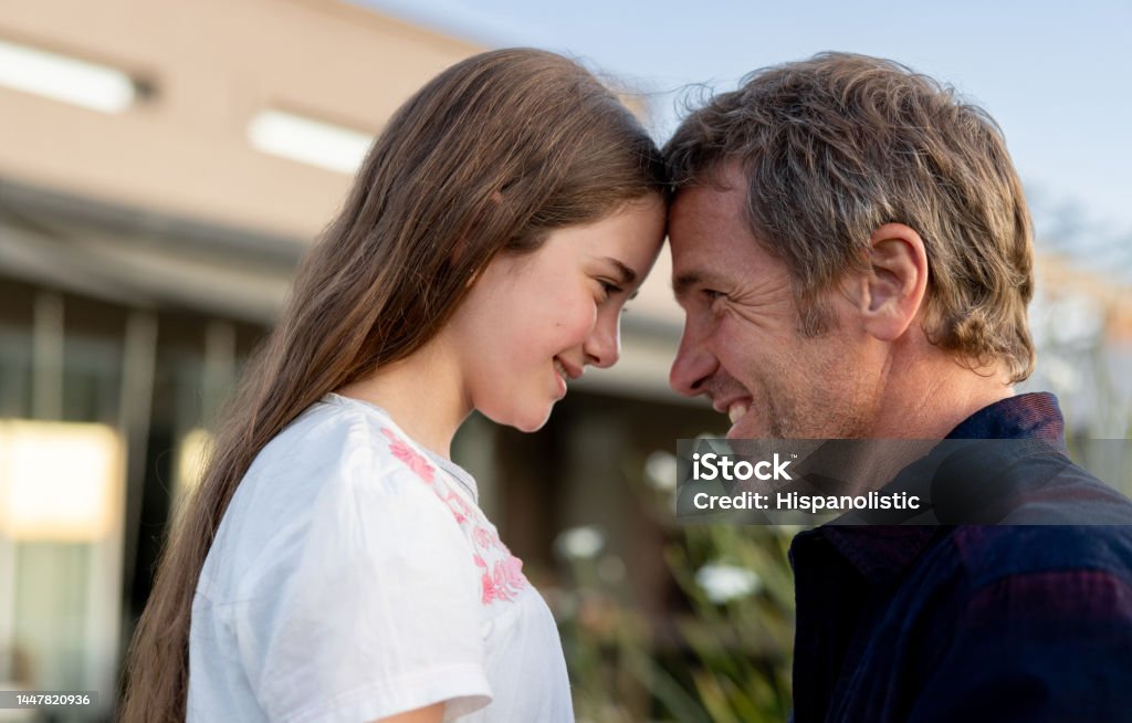 Retrato De Un Padre Amoroso Sonriendo Al Aire Libre Con Su Hija Foto de  stock y más banco de imágenes de 12-13 años - iStock