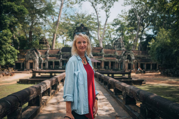 アンコールのタプローム寺院の古代遺跡を探索する旅行者 - ancient angkor wat footpath stone ストックフォトと画像