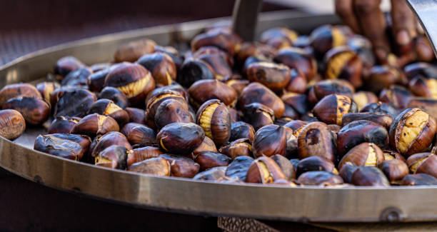 venditore di castagne arrosto, roma, italia - chestnut market vendor roasted christmas foto e immagini stock