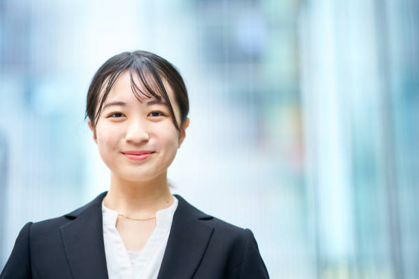 屋外でスーツを着た若い女性 - dressed in suit ストックフォトと画像