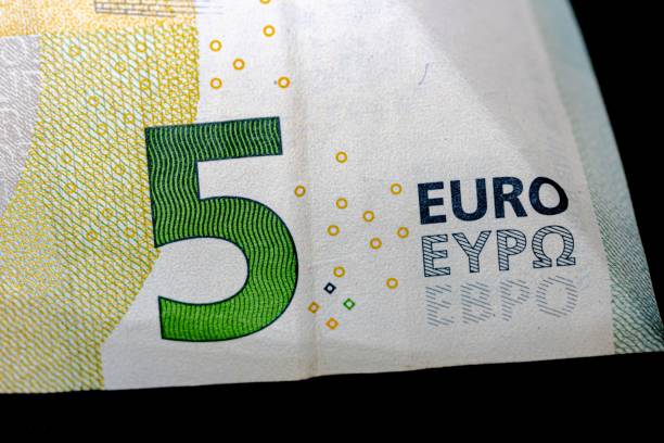 foto macro do canto de uma nota de cinco euros - five euro banknote new paper currency currency - fotografias e filmes do acervo