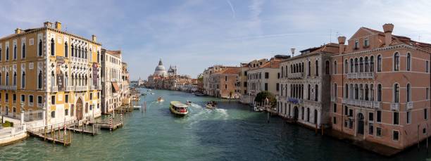 vista panoramica dal ponte dell'accademia al canal grande a venezia, italia - venice italy beautiful accademia bridge grand canal foto e immagini stock