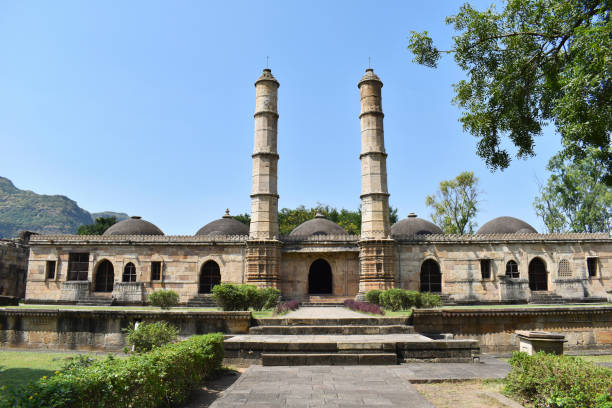 Shaher ki Masjid, front view, private mosque built for royal family and nobles of the Gujrat Sultanate, built by Sultan Mahmud Begada 15th - 16th century. A UNESCO World Heritage Site, Gujarat, Champaner, India shaher ki masjid, vista frontal, mezquita privada construida para la familia real y los nobles del sultanato de gujrat, construida por el sultán mahmud begada del siglo 15 - 16. patrimonio de la humanidad por la unesco, gujarat, champaner, india
