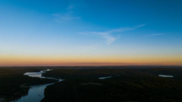 vista panorámica de la colorida puesta de sol sobre el deep creek en maryland - deep creek area fotografías e imágenes de stock