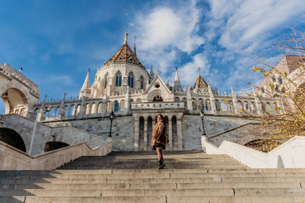 young female standing in front of the fisherman's bastion in budapest, hungary - 漁夫稜堡 個照片及圖片檔