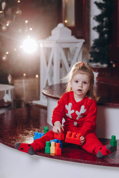 mała dziewczynka czeka na świąteczny cud - playground snow winter little girls zdjęcia i obrazy z banku zdjęć