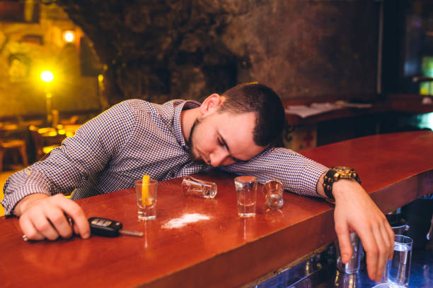 joven con llaves de auto emborrachándose en un bar - tequila shot tequila salt lemon fotografías e imágenes de stock