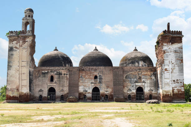 Alif Khan Masjid, Front view, build in 1325 AD, a brick structure, with 3 domes, each of 100 square feet with echo effect, constructed by Alif Khan Bhukai, a childhood friend of Mahmud Begada at Dholka, Gujrat, India alif khan masjid, vista frontal, construida en 1325 ad, una estructura de ladrillo, con 3 cúpulas, cada una de 100 pies cuadrados con efecto de eco, construida por alif khan bhukai, un amigo de la infancia de mahmud begada en dholka, gujrat, india