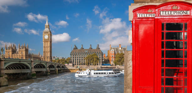 simboli di londra con big ben e cabine telefoniche rosse in inghilterra, regno unito - telephone booth telephone panoramic red foto e immagini stock