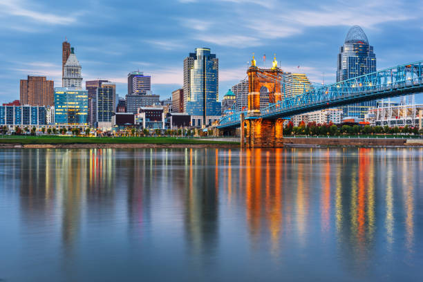 cincinnati, ohio, ee.uu. downtown skyline - cincinnati fotografías e imágenes de stock