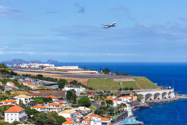 ingrese el avión air boeing 737 max 8 en el aeropuerto de funchal en portugal - aeropuerto internacional cristiano ronaldo de madeira fotografías e imágenes de stock