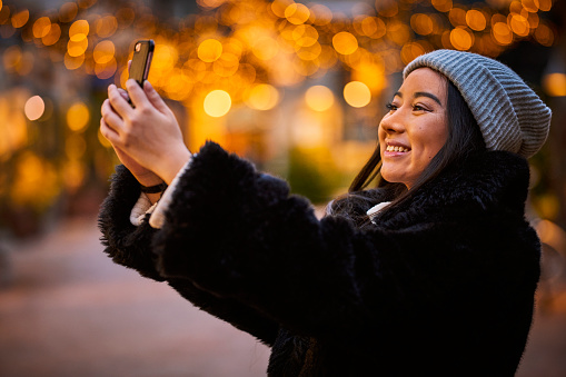 https://media.istockphoto.com/id/1447932826/photo/young-asian-woman-taking-selfie-in-street.jpg?b=1&s=170667a&w=0&k=20&c=tBM2QZKSn66EI15xrzD61R2soDW-z--nb1PRwvB0lkg=