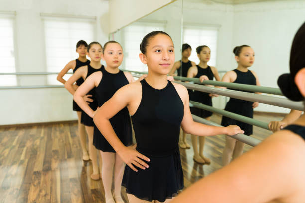 gruppo felice di ragazze alla scuola di danza classica - scuola di danza classica foto e immagini stock