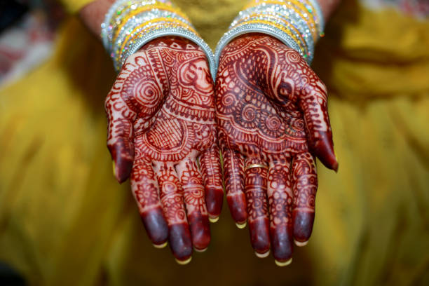 헤나 시계바늘 - indian culture bride women henna tattoo 뉴스 사진 이미지