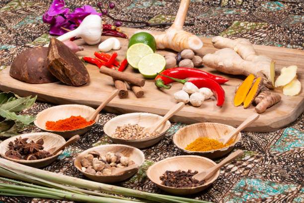 una collezione di ingredienti indonesiani della cucina asiatica. - mortar and pestle herb coriander seed cilantro foto e immagini stock