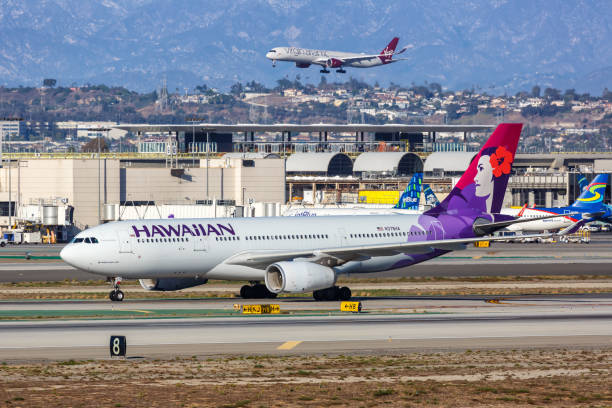 самолет airbus a330-200 авиакомпании hawaiian airlines в аэропорту лос-анджелеса в сша - airbus a330 200 стоковые фото и изображения