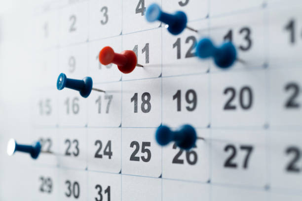 pines de chinchetas en un calendario - timeline fotografías e imágenes de stock