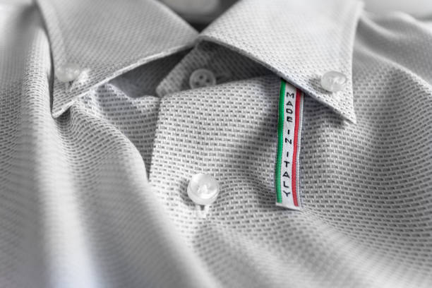 сделано в италии этикетка на белой хлопчатобумажной рубашке - label textile shirt stitch стоковые фото и изображения