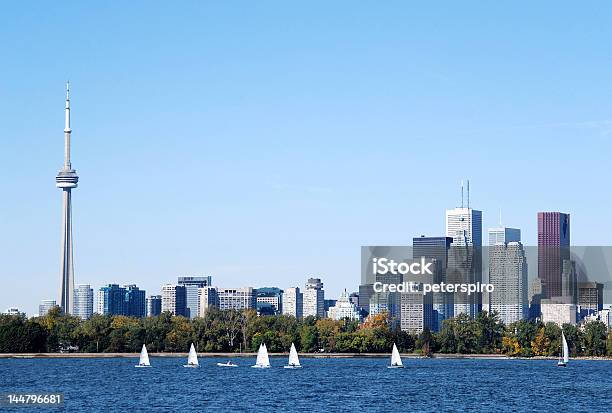 Skyline Von Toronto Mit Segelbooten Stockfoto und mehr Bilder von Baum - Baum, Bürogebäude, CN Tower