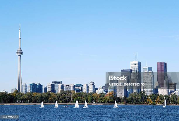 Panorámica De Toronto Con Barcos De Vela Foto de stock y más banco de imágenes de Aire libre - Aire libre, América del norte, Bloque de Oficinas