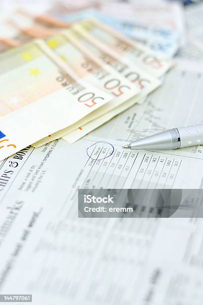 Pieniądze I Gazeta - zdjęcia stockowe i więcej obrazów Banknot - Banknot, Biznes, Czas