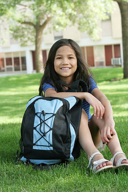 huit ans, fille avec sac à dos prêt pour l'école - female 8 9 years child excitement photos et images de collection