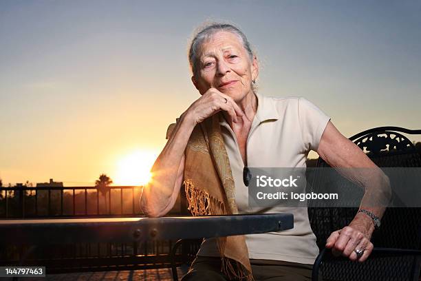 Portret Starszy Dama O Zachodzie Słońca - zdjęcia stockowe i więcej obrazów Senior - Senior, Aparat fotograficzny, Dach