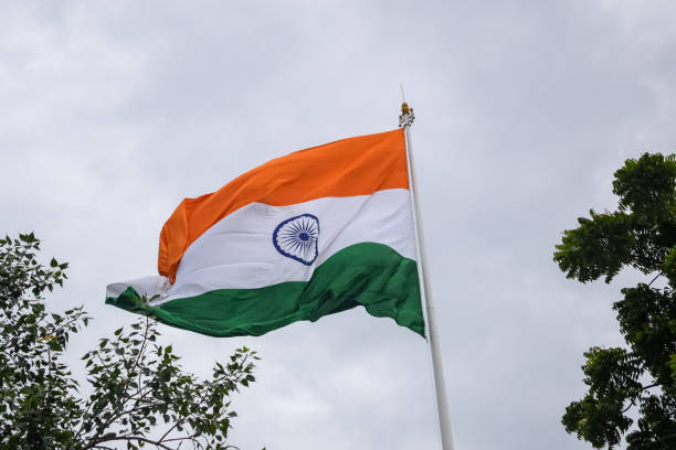 India flag flying high at Connaught Place with pride in blue sky, India flag fluttering, Indian Flag on Independence Day and Republic Day of India, tilt up shot, Waving Indian flag, Har Ghar Tiranga bandera de la india ondeando en lo alto de connaught place con orgullo en el cielo azul, bandera de la india ondeando, bandera de la india en el día de la independencia y el día de la república de la india, inclinación hacia arriba, ondeando la bandera