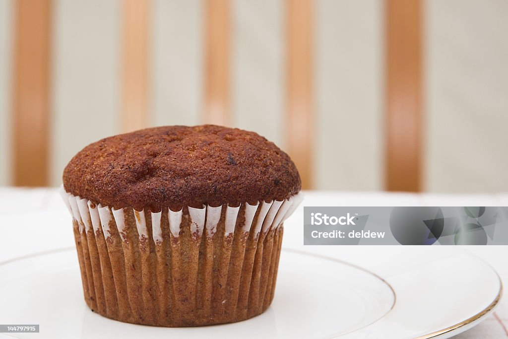 Bran muffin de Banana e em um prato branco - Foto de stock de Alimento básico royalty-free