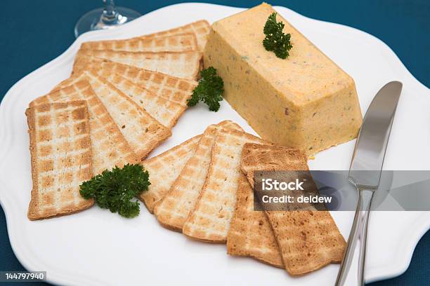 Geräucherter Piketerrine Und Melbatoast Auf Einem Weißen Teller Stockfoto und mehr Bilder von Pastete