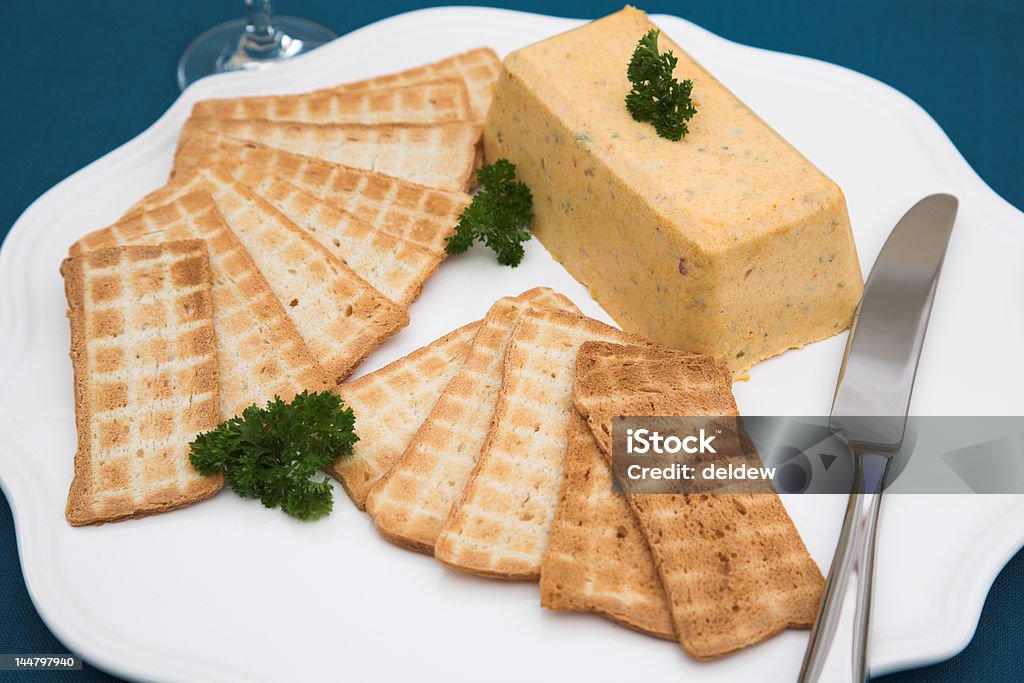 Pike Terrine defumado e torradas melba em um prato branco - Foto de stock de Patê royalty-free