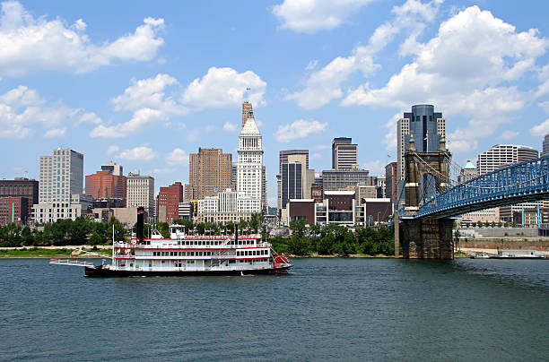 цинциннати на линии горизонта, а копия steamboat на реку огайо. - cincinnati стоковые фото и изображения