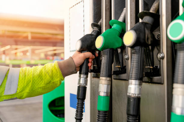 ugelli colorati di benzina e diesel della macchina erogatrice presso la stazione di servizio - distributore di benzina foto e immagini stock