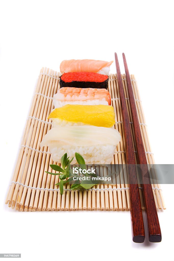 Sushi, verde e le Bacchette cinesi su tappeto in bambù - Foto stock royalty-free di Alga