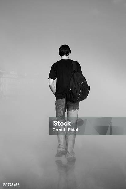 Trog Der Nebel Stockfoto und mehr Bilder von 18-19 Jahre - 18-19 Jahre, Abschied, Ausreißer