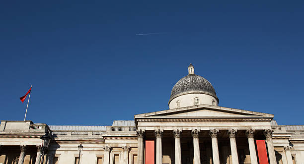 クラシックな建築と正面玄関を trafalgar square ,london - pattern classical greek london england city ストックフォトと画像