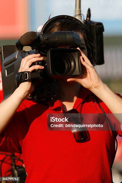 Видео Camerawoman — стоковые фотографии и другие картинки Видеооператор - Видеооператор, Вертикальный, Вещание