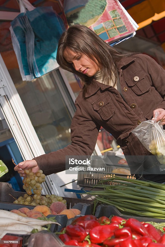 Mulher comprando uvas - Foto de stock de 20 Anos royalty-free