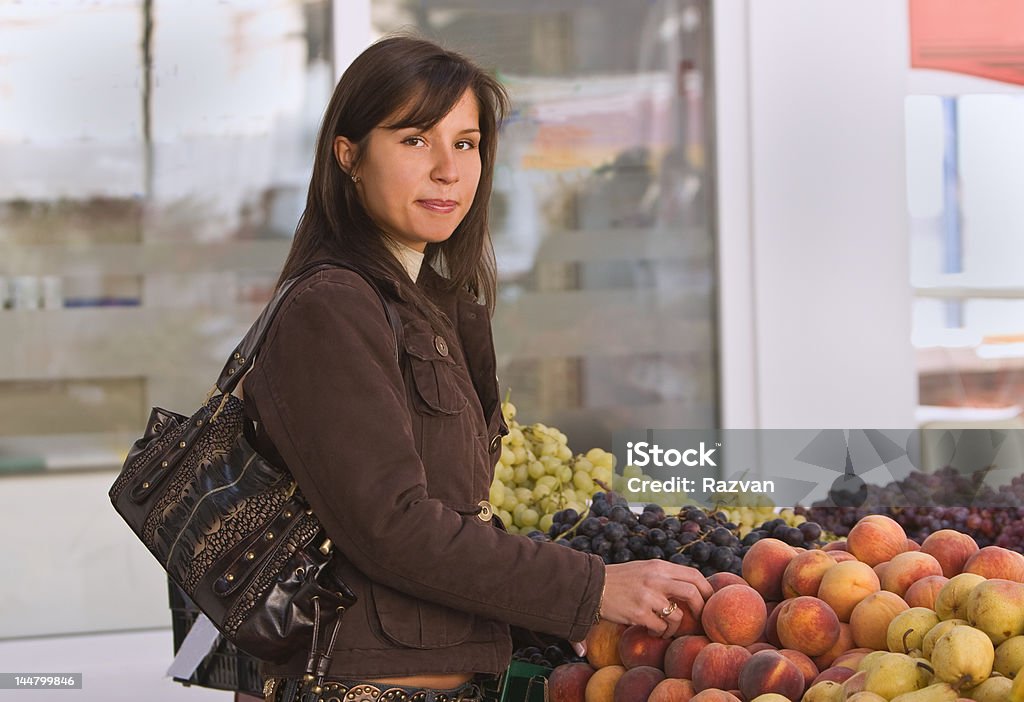 Donna acquisto di frutta - Foto stock royalty-free di Adulto