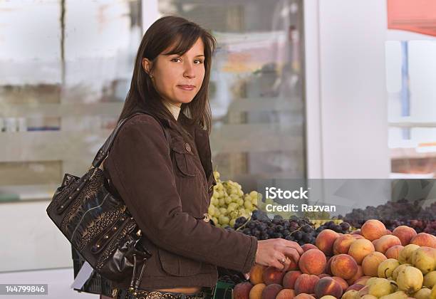 Donna Acquisto Di Frutta - Fotografie stock e altre immagini di Adulto - Adulto, Alimentazione sana, Antiossidante