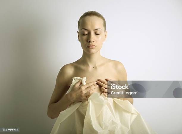 Elegante Mädchen Mit Blatt Papier Stockfoto und mehr Bilder von Eine Frau allein - Eine Frau allein, Frauen, Nackt