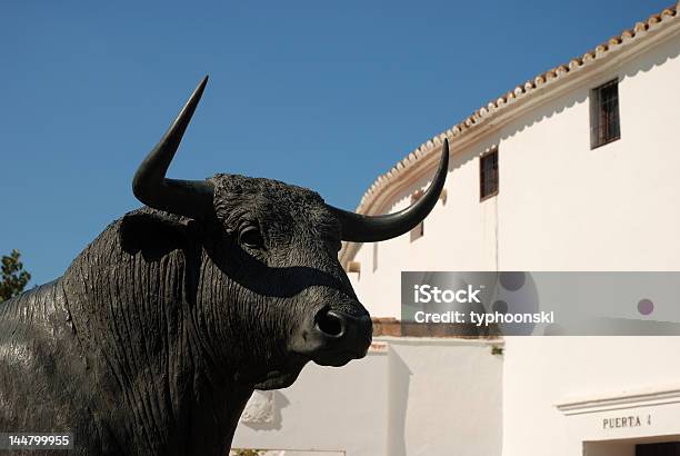 Photo libre de droit de Bull Statue De Ronda Espagne banque d'images et plus d'images libres de droit de Ronda - Ronda, Arène de tauromachie, Corrida