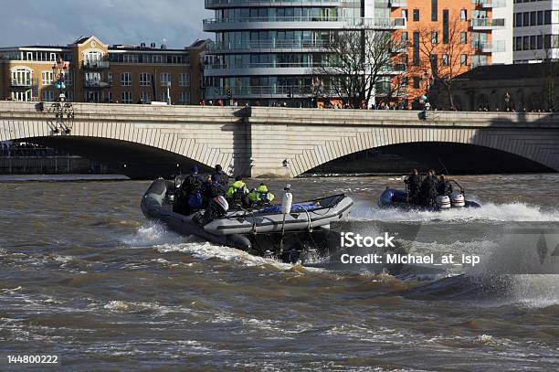 Dwa Ścigania Speedboats W Akcji - zdjęcia stockowe i więcej obrazów Policja - Policja, Transport morski, Poczucie bezpieczeństwa