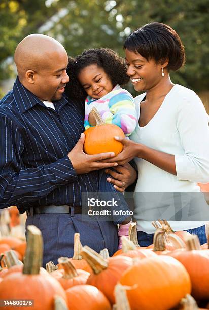 Famiglia Sorridente Insieme - Fotografie stock e altre immagini di Zucca - Zucca, Afro-americano, Madre